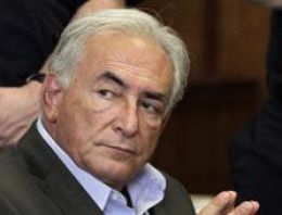 IMF Başkanı Dominique Strauss-Kahnın cinsel tacizde bulunduğu kadının giysilerinde Kahnın spermine rastlandı