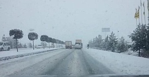 Viranşeh'de kar yağdı,  yollar kilitlendi