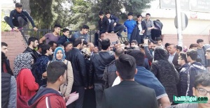 Kapatılan okulun öğrencileri, il milli eğitim müdürlüğünde eylem yaptı
