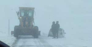 Karacadağ'da Yoğun Kar Yağışı, Araçlar Mahsur Kaldı