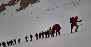 Şanlıurfa Dağcılar Berit dağına tırmanarak zirve yaptılar