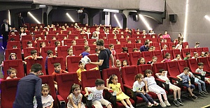 Şair Nabi Dijital Sinemada Köstebekgiller Gölge’nin Tılsımı filmini izlediler
