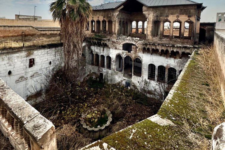 Sanatçılar İsyan Ediyor: Akyüzler Evi Feryat Ediyor Duyan Yok