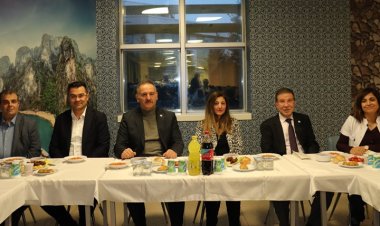 REKTÖR GÜLLÜOĞLU, HARRAN ÜNİVERSİTESİ HASTANESİ PERSONELİYLE İFTAR PROGRAMINDA BULUŞTU