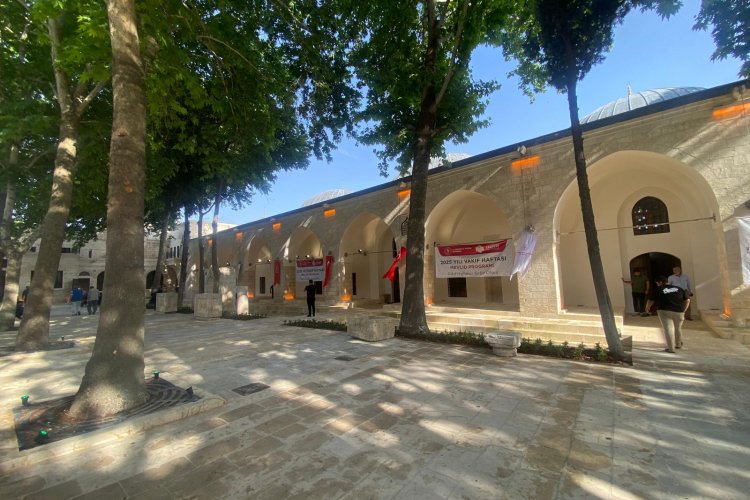 Deprem ve Selde Hasar Almıştı! Urfa'daki Tarihi Cami İbadete Açıldı