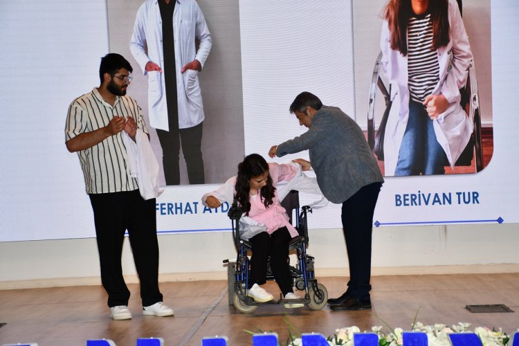 Eczacılık Mesleğine İlk Adım; HRÜ’de Beyaz Önlük Giyme Töreni Düzenlendi