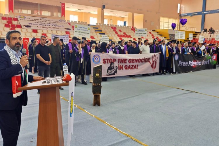 Şanlıurfa Sosyal Bilimler MYO Mezuniyet Töreninde: Özgür Filistin Pankartı Açıldı