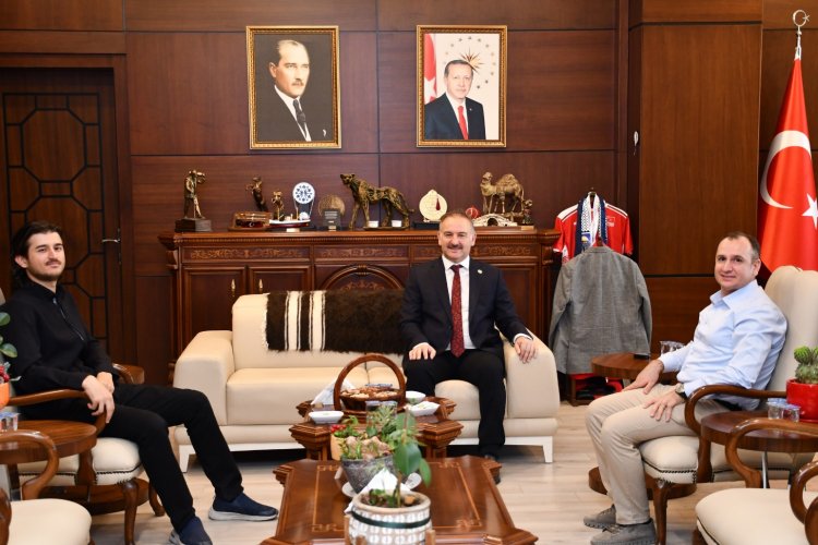 Türkiye Birinciliği Elde Eden Öğrenci Rektör Güllüoğlu'nu Ziyaret Etti