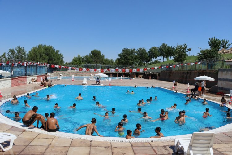 ŞANLIURFALI GENÇLER SERİNLİĞİN TADINI YÜZME HAVUZLARINDA ÇIKARIYOR