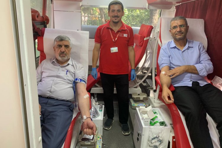 Şanlıurfa Müftüsü Ramazan Tolan, Kızılay'a Kan Bağışında Bulunarak Destek Verdi