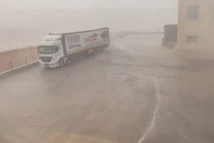 Şanlıurfa'da Fırtına ve Sağanak Yağış Etkili Oldu