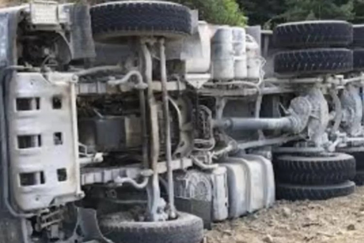 Bozova'da Kamyon Devrildi: 2 Kişi Yaralandı