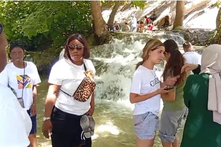 Ugandalı Turistler Urfa’daki Şelaleye Hayran Kaldı, Temizlik ve Yol Düzenlemesi Talep Etti