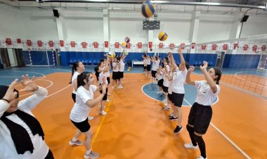 ŞANLIURFA’DA KIZ ÇOCUKLARI VOLEYBOL KURSUNA YOĞUN İLGİ GÖSTERİYOR