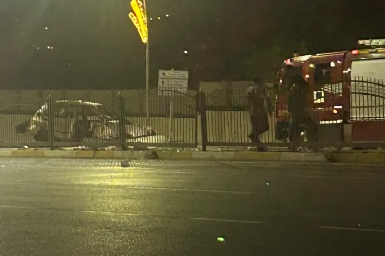 Abide’de Kontrolden Çıkan Otomobil Refüjlere Çarptı