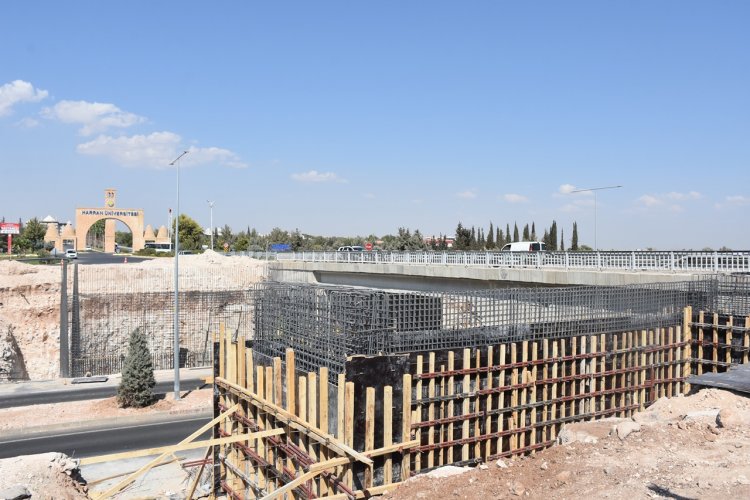 Harran Üniversitesi Girişinde Köprülü Kavşak ve Aydınlatma Çalışmaları Hızla Devam Ediyor