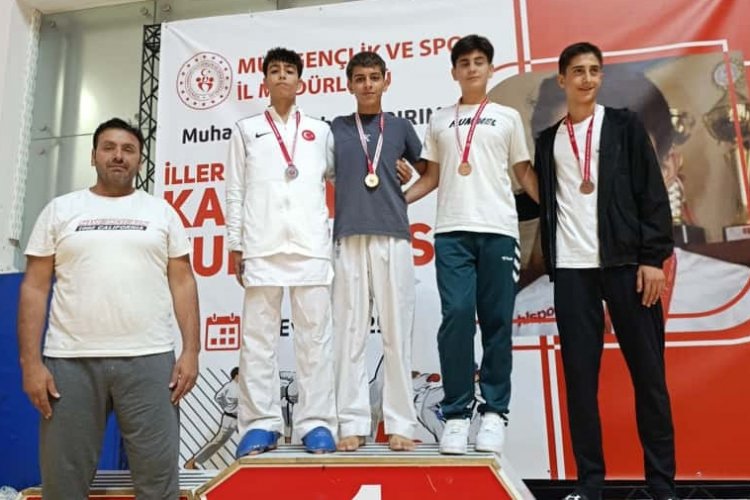 MUŞ’TAKİ KARATE TURNUVASINDA URFALI ÖĞRENCİLER KÜRSÜYÜ DOLDURDU