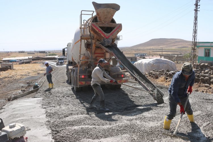 BÜYÜKŞEHİR, SİVEREK’TE 12 KİLOMETRELİK BETON YOL YAPIMINA BAŞLADI