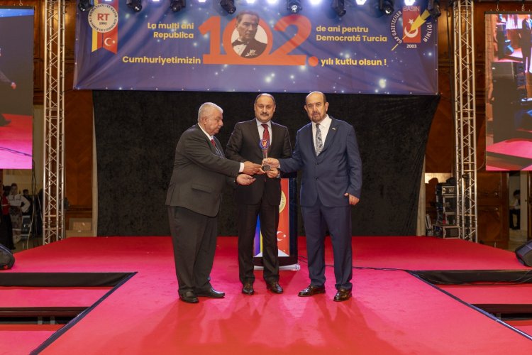 BAŞKAN GÜLPINAR’A  YILIN EN BAŞARILI BELEDİYE BAŞKANI ÖDÜLÜ
