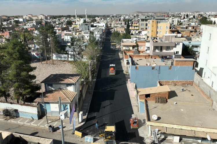 ŞANLIURFA BÜYÜKŞEHİR’DEN CEYLANPINAR’DA KARAYOLLARI STANDARTLARINDA ASFALT
