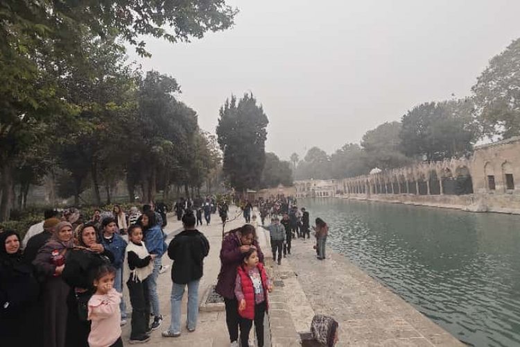 Şanlıurfa Toza Teslim Oldu: Balıklıgöl’de Yoğun Ziyaretçi Akını Devam Ediyor