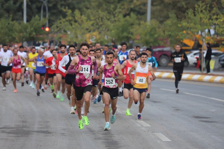 Şanlıurfa 1. Sayburç Yarı Maratonu, büyük bir spor şölenine dönüştü