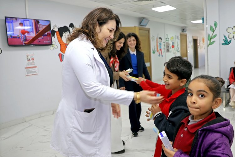 Diş Haftasında Gönüllere Taht Kuran Proje: Çocuklar Hem Muayene Oldu Hem Gülümsetti