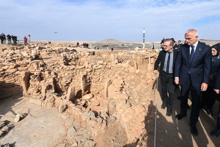 TAŞ TEPELERDE ŞAŞIRTAN KEŞİFLER! AĞZI DİKİLİ "ÖLÜM YÜZÜ" HEYKELİ BİLİM DÜNYASINI HEYECANLANDIRDI