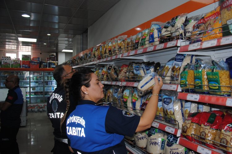 ŞANLIURFA’DA ZABITA EKİPLERİNDEN ZİNCİR MARKETLERE SIKI DENETİM