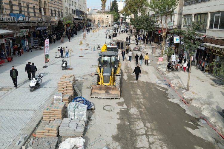 ŞANLIURFA’NIN KALBİ YENİDEN DOĞUYOR: Divanyolu’nda araçlar gitti, tarih ve güzellik geldi!