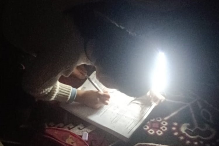 Şanlıurfa'nın Hali Bu! Çocuklar Mum Işığında Ders Çalışıyor