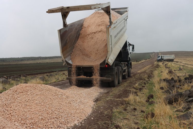 ŞANLIURFA BÜYÜKŞEHİR, SİVEREK KIRSALINDA YOL SEFERBERLİĞİNİ SÜRDÜRÜYOR