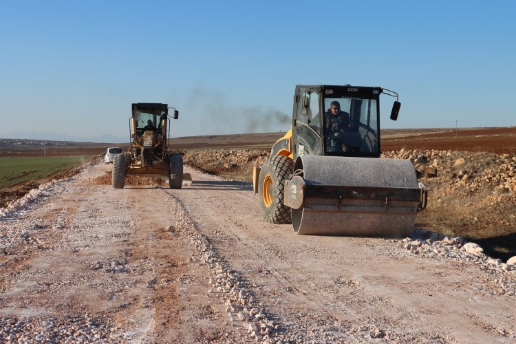 ŞANLIURFA’DA 3 İLÇEYİ BAĞLAYAN GRUP YOLU BETON YOL OLUYOR
