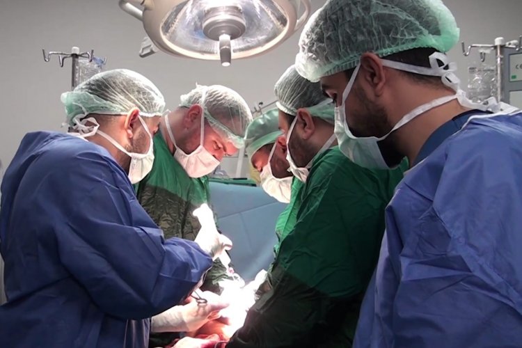 Balıklıgöl Devlet Hastanesi’nde Başarı: Karın Boşluğundan 25 Santimetrelik Dev Kist Çıkarıldı!