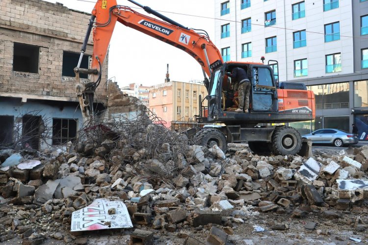 BÜYÜKŞEHİR, 25 METRELİK YOL PROJESİ İÇİN 59 BAĞIMSIZ YAPININ YIKIMINI TAMAMLADI