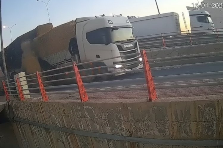 Şanlıurfa’da Facianın Eşiğinden Dönüldü: Saman Balyası Yayayı Kıl Payı Iskaladı!