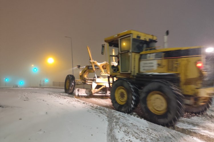 SON DAKİKA: Şanlıurfa-Siverek Yolu TIR’lara Kapatıldı, Kar Esareti Sürüyor