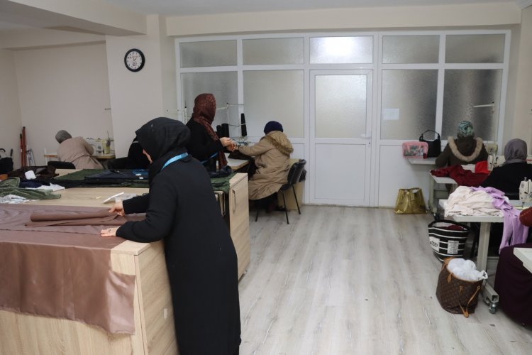 Karaköprü’de Kadınlar Hem Meslek Öğreniyor Hem Kazanıyor