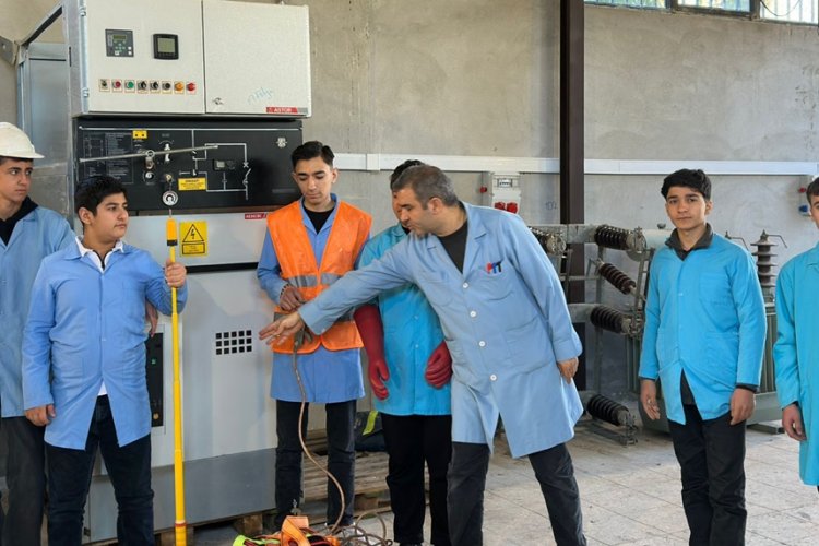 ŞANLIURFA’DA TEKNİK EĞİTİME “YÜKSEK GERİLİM” DESTEĞİ: DİCLE ELEKTRİK GENÇLERİ GELECEĞE HAZIRLIYOR