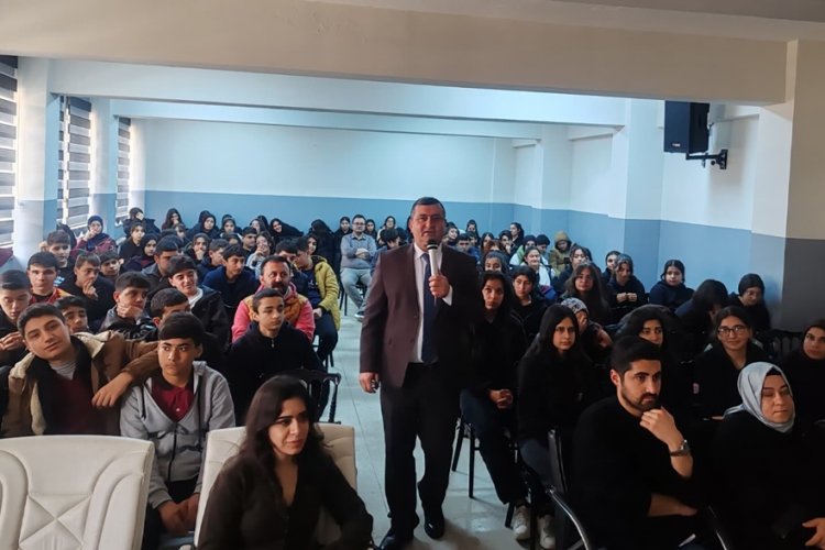 Suruç Fen Lisesi’nde Geleceğin Bilimi Konuşuldu: Prof. Dr. Hasan Akan’dan "Biyoloji" Semineri