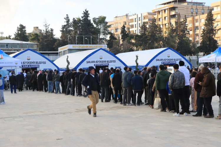 ŞANLIURFA BÜYÜKŞEHİR BELEDİYESİ'NİN İFTAR ÇADIRINDA İLK ORUÇLAR AÇILDI