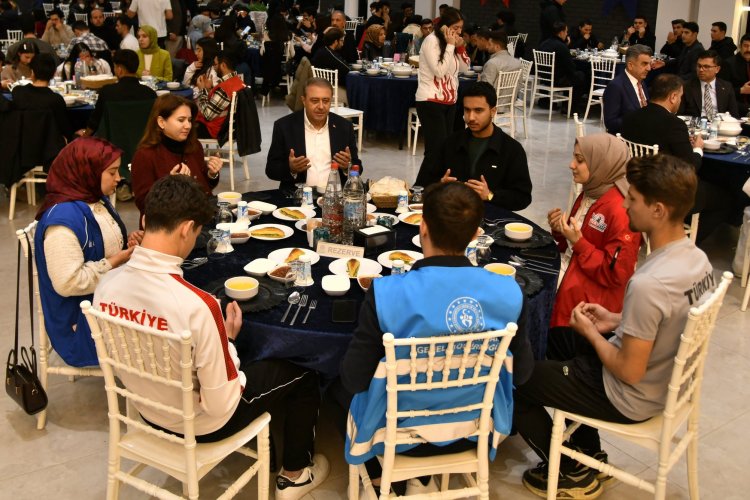 VALİ ŞILDAK GENÇLERLE İFTARDA BULUŞTU