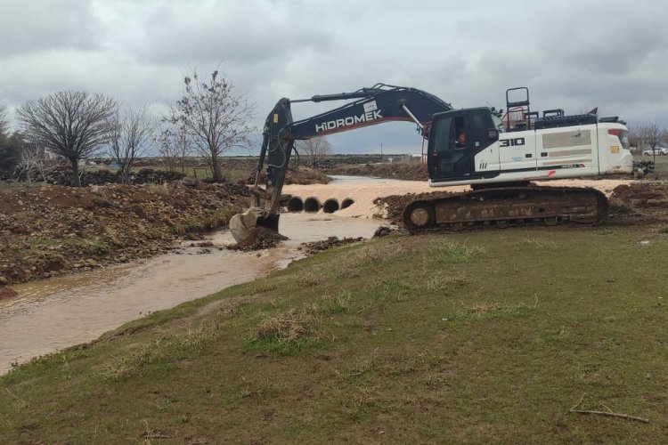 BÜYÜKŞEHİR EKİPLERİ, SELİN ZARARINI GİDERMEK İÇİN SAHADA