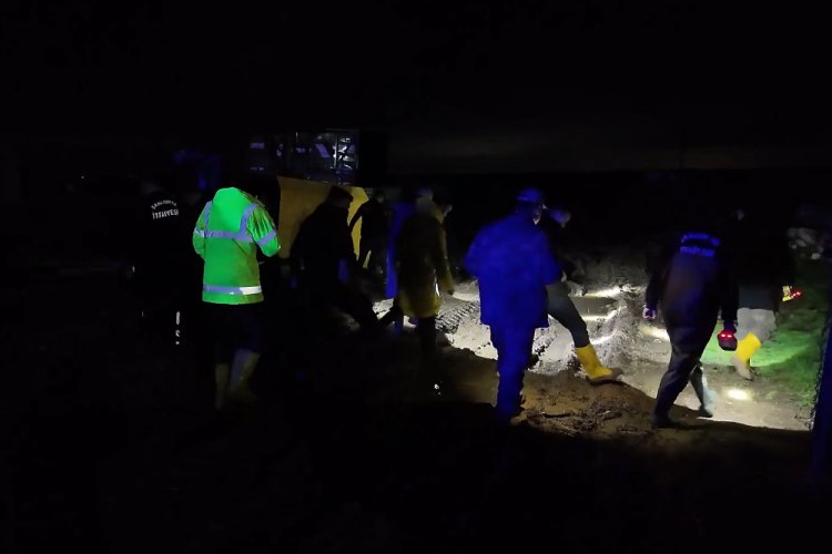 BÜYÜKŞEHİR EKİPLERİ ZAMANLA YARIŞTI: DERENİN TAŞTIĞI MAHALLEDE 10 VATANDAŞ KURTARILDI!