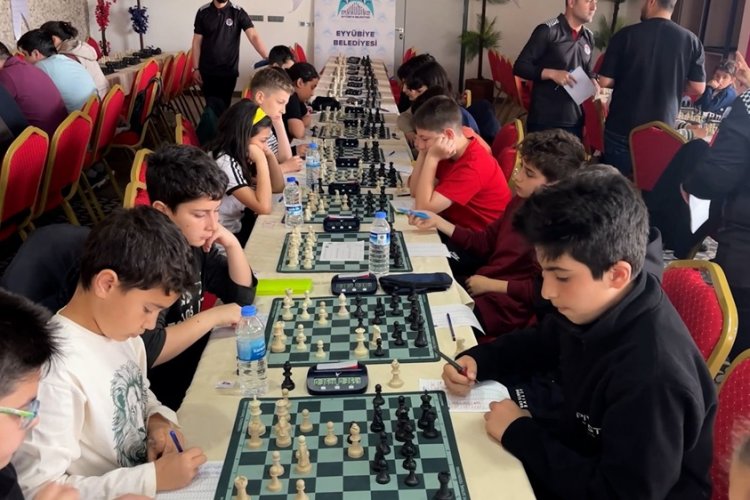 Eyyübiye’de Zekâlar Yarıştı: 140 Sporcu Doğru Hamle İçin Masaya Oturdu!