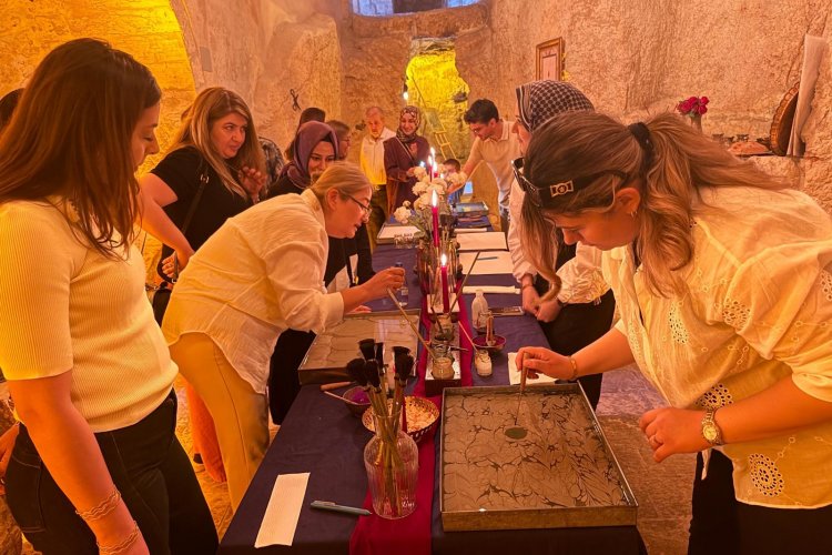 ŞANLIURFA’DA BİR İLK: GELENEKSEL EBRU SANATI, SERGİ VE WORKSHOP İLE SANATSEVERLERLE BULUŞTU