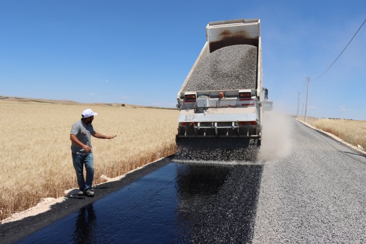 HALİLİYE KIRSALINDA YOLLAR SATHİ ASFALT KAPLAMAYLA YENİLENİYOR