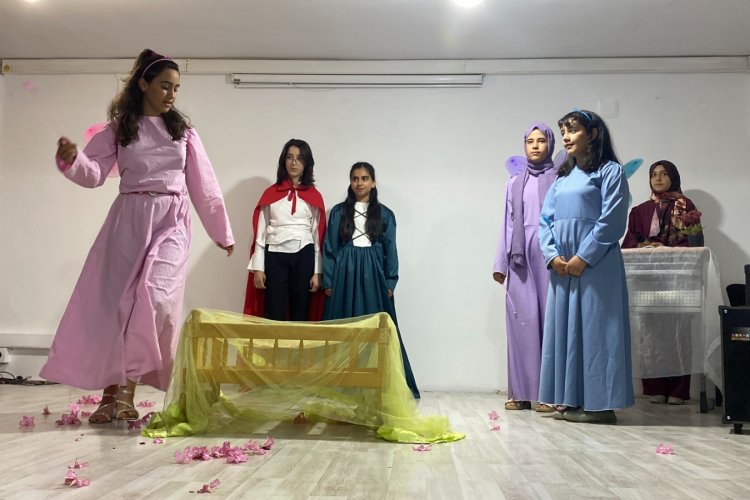 İNGİLİZCEYİ SAHNEYE TAŞIYAN GÖSTERİ SİVEREK’TE GELENEĞE DÖNÜŞTÜ