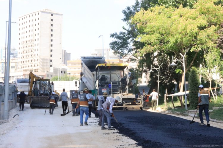 BÜYÜKŞEHİR, AKPIYAR MAHALLESİ’NDE YOLLARI SICAK ASFALTLA YENİLİYOR