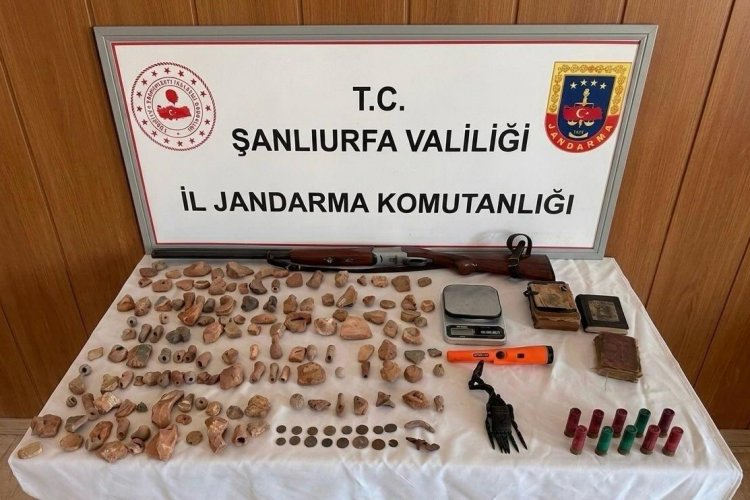 ŞANLIURFA'DA TARİHİ ESER OPERASYONU: ÇOK SAYIDA SİKKE VE KİTAP ELE GEÇİRİLDİ!